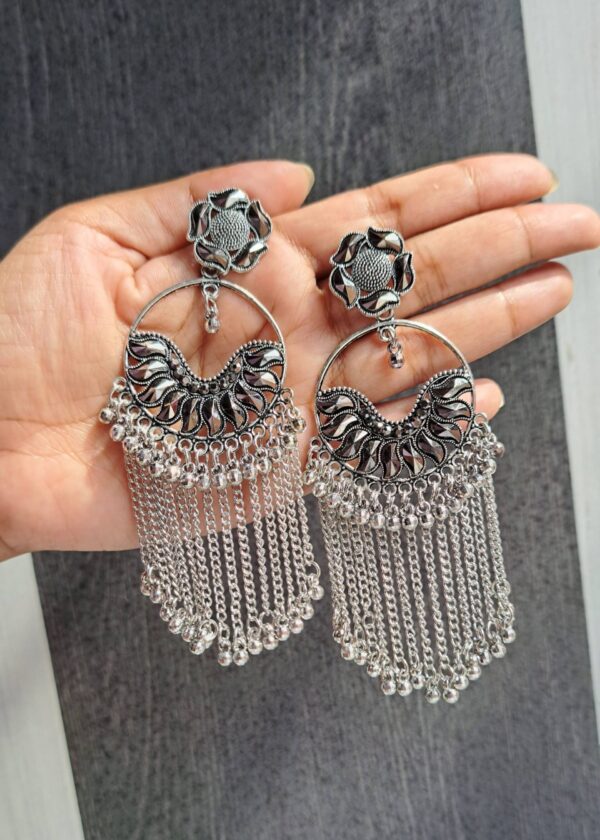 Elegant silver-look chandelier earrings with beautiful design and dangling chains.