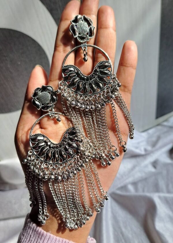 Elegant silver-look chandelier earrings with beautiful design and dangling chains.