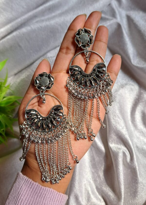 Elegant silver-look chandelier earrings with beautiful design and dangling chains.